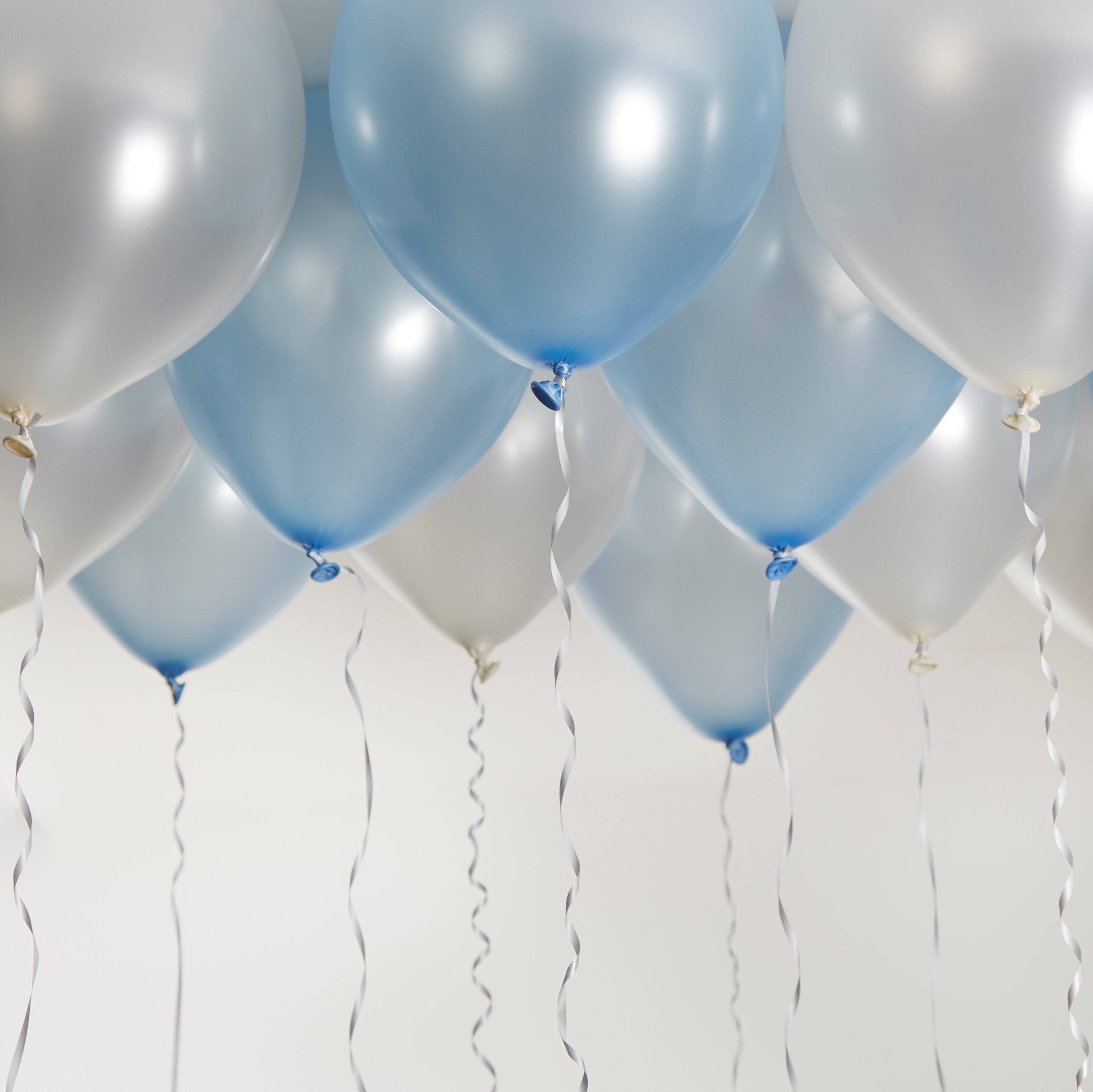 green-paw-metallic-balloons-luftballons-blau-wei-50-st-ck image 3
